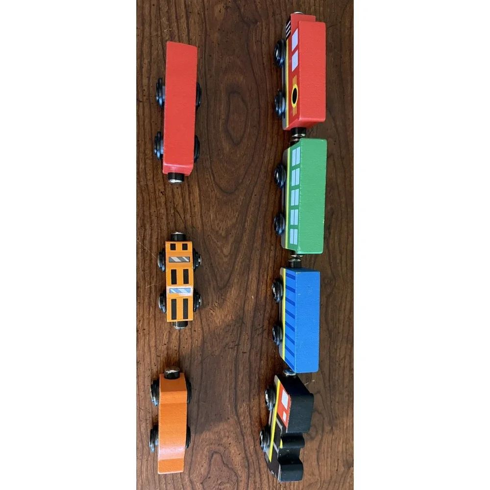 Melissa & Doug Wooden Train Cars Set of 7 Pieces Magnetic‎ Ages 3+.  EUC